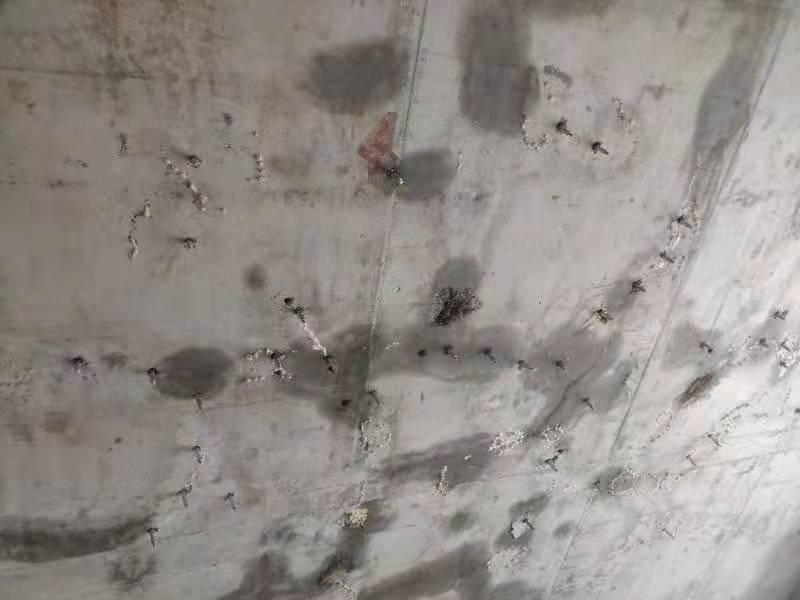 楼板裂缝漏水.jpg