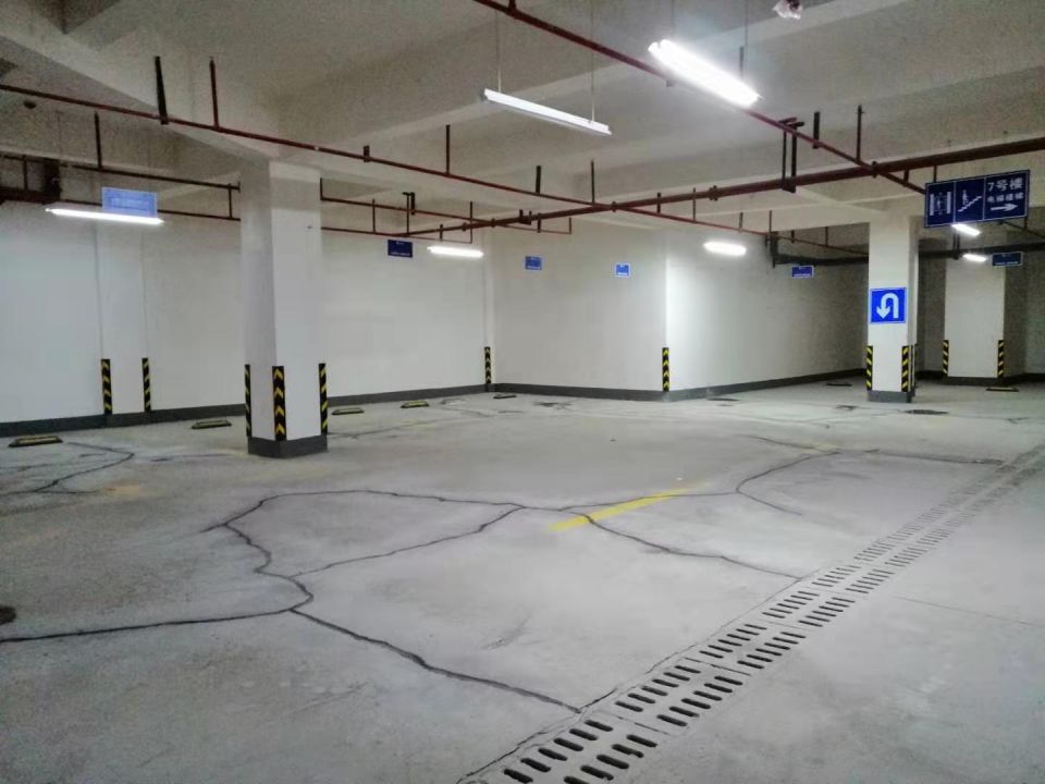 地下车库 2.jpg