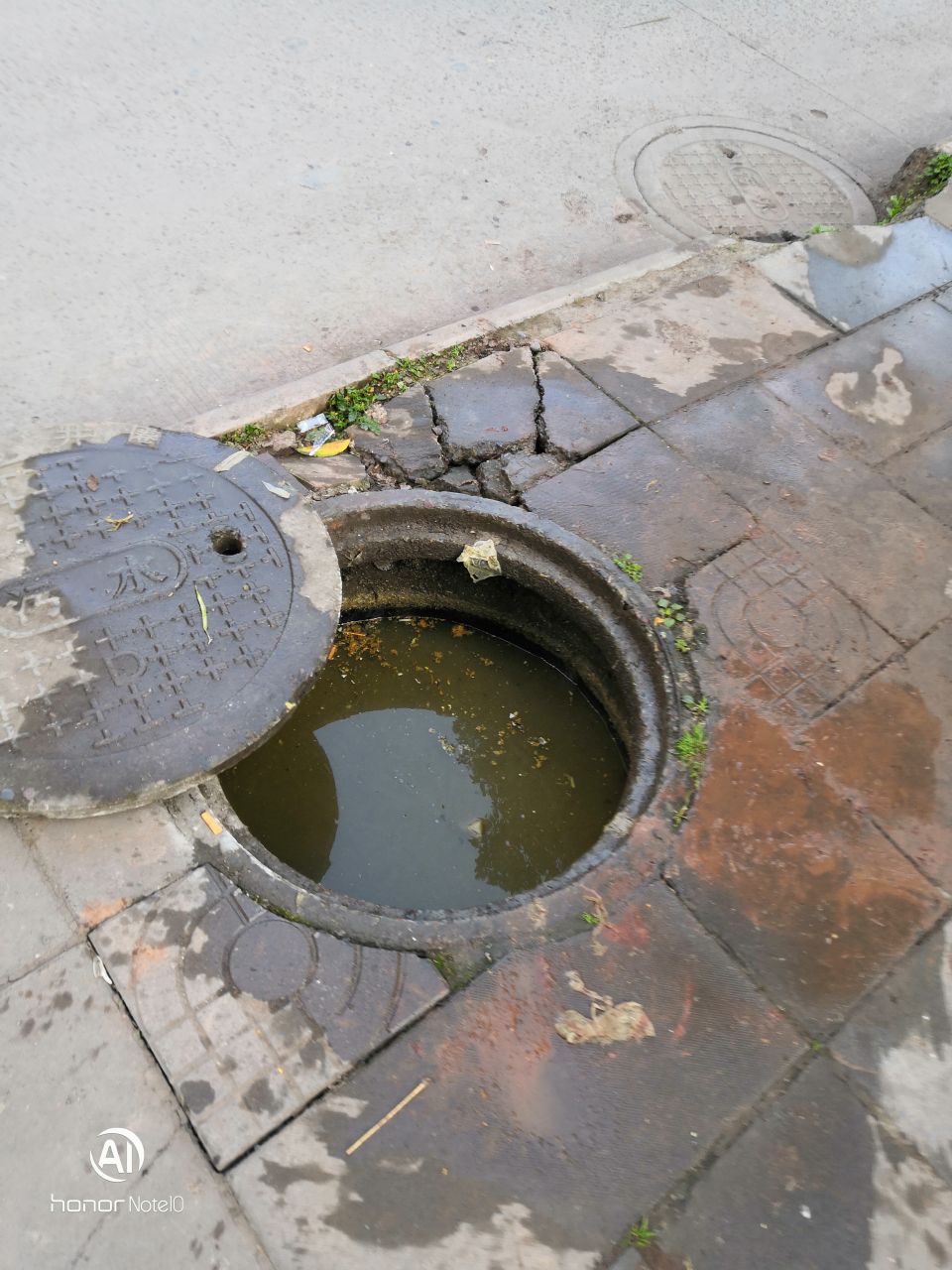 反映小区门口下水道污井安全问题