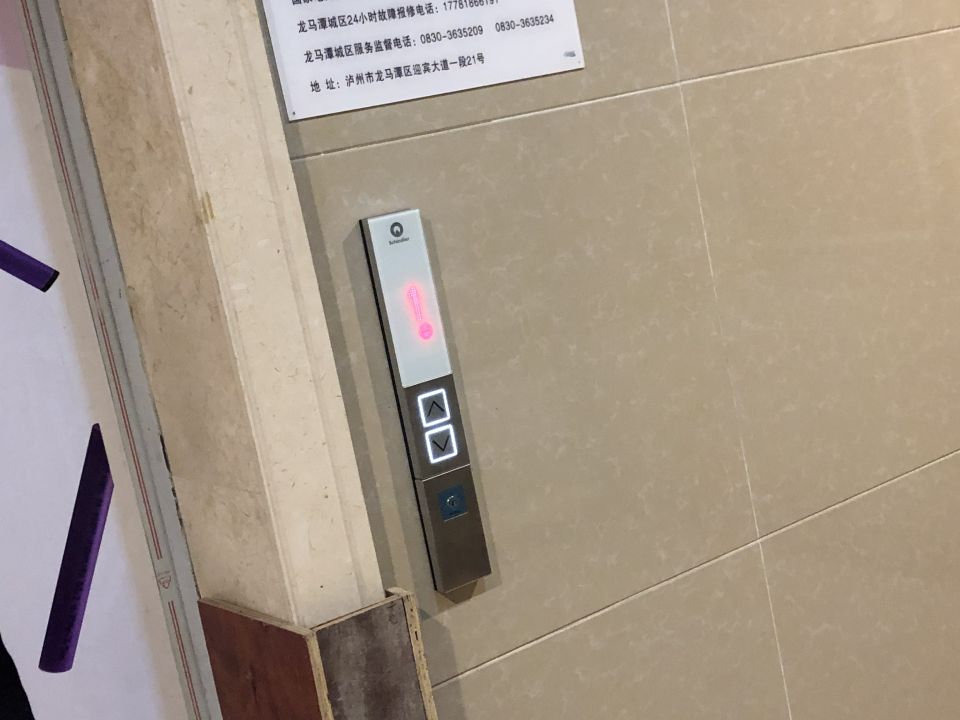 反映天誉珑城15栋1单元电梯坏了1个多月物业也不修