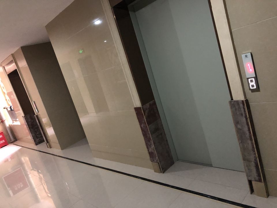 反映天誉珑城15栋1单元电梯坏了1个多月物业也不修