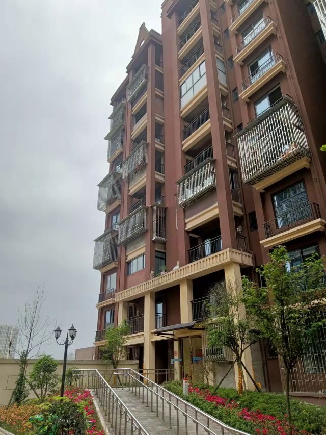 关于和泰马赛庄园大面积安装兜兜窗的整改建议