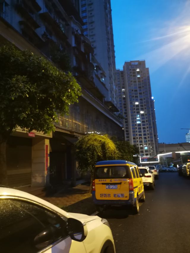 新民街81号到醇窖广场的一条直路中间隔了条路(就是菜鸟驿站到醇窖