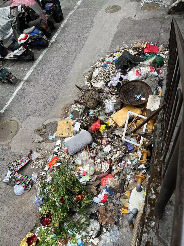 江阳区朝阳路3号垃圾成堆空气污染严重